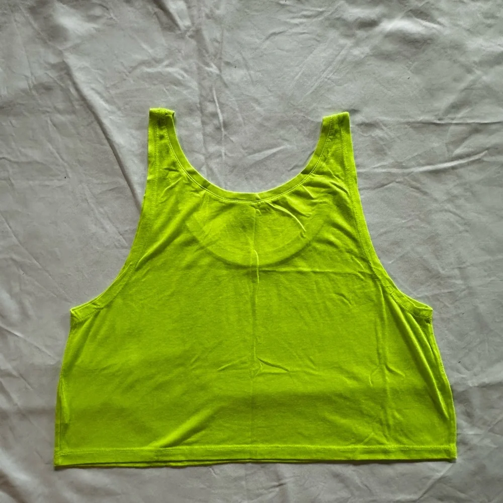Bright Lightweight Tank-top - Picture 2 of 3